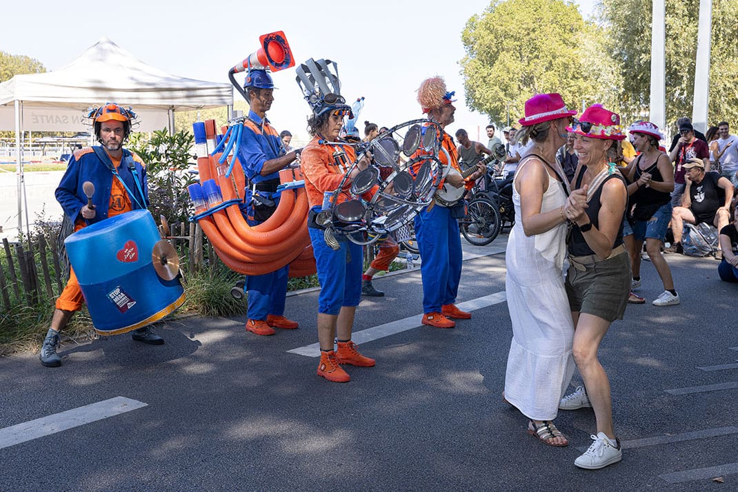 groupe devant la fanfare Transformeurs acoustiques