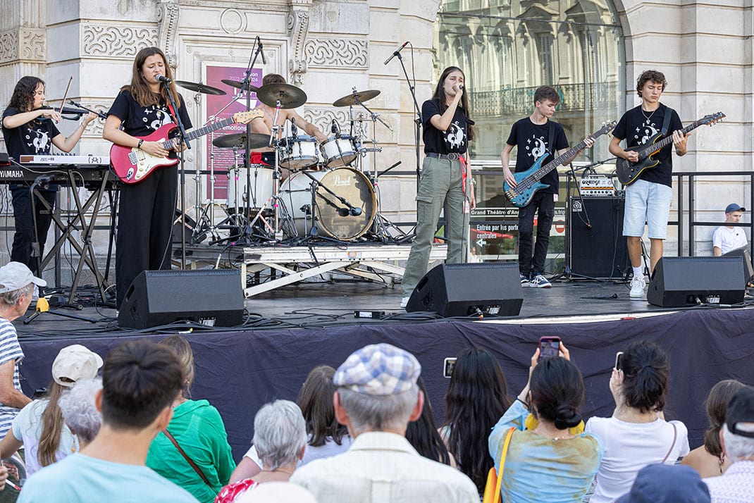 photo d&#039;un groupe de musique place du ralliement