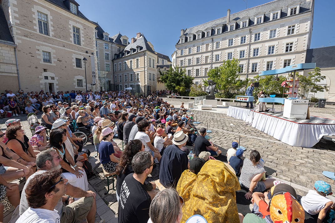 photo d&#039;un spectacle place saint &eacute;loi