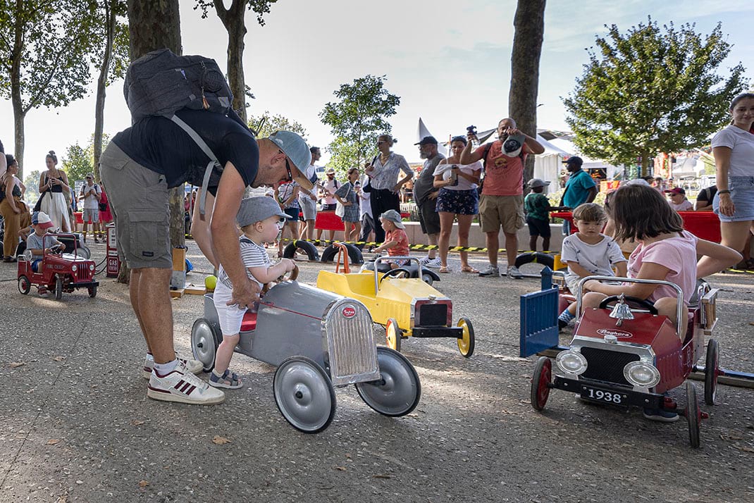 photo d&#039;enfants sur des voitures &agrave; p&eacute;dales