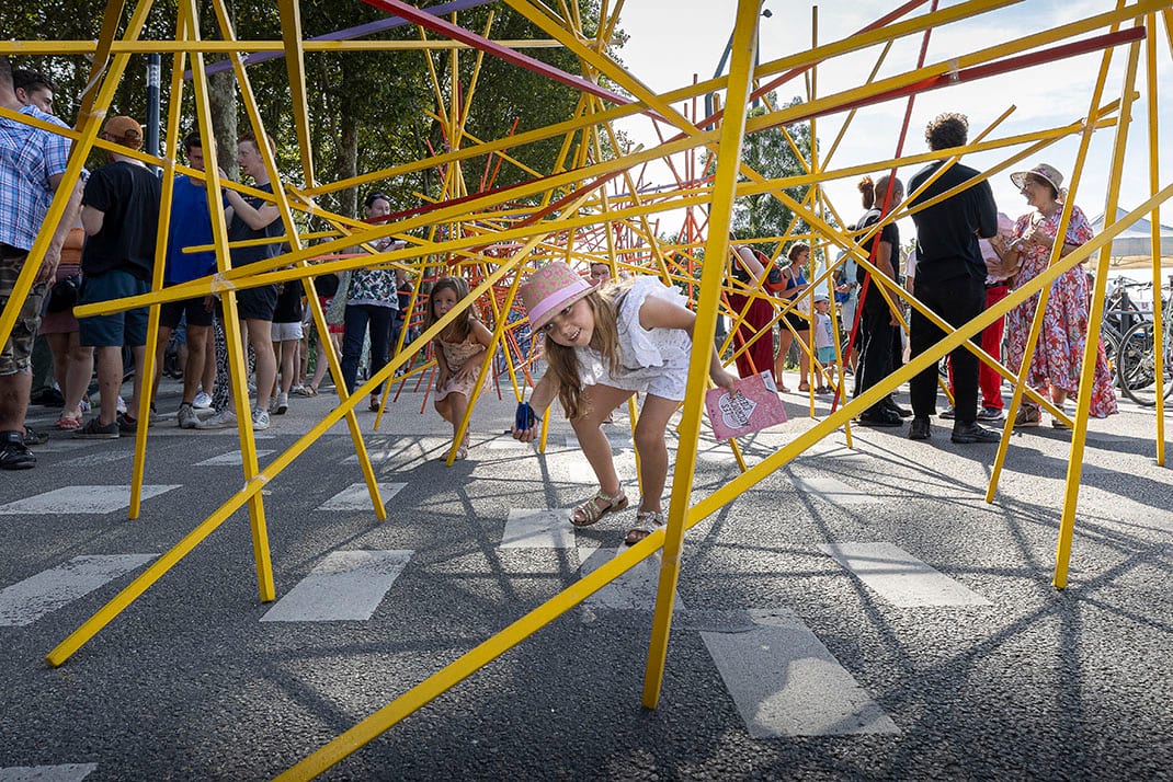 photo d&#039;enfants dans des jeux en bois