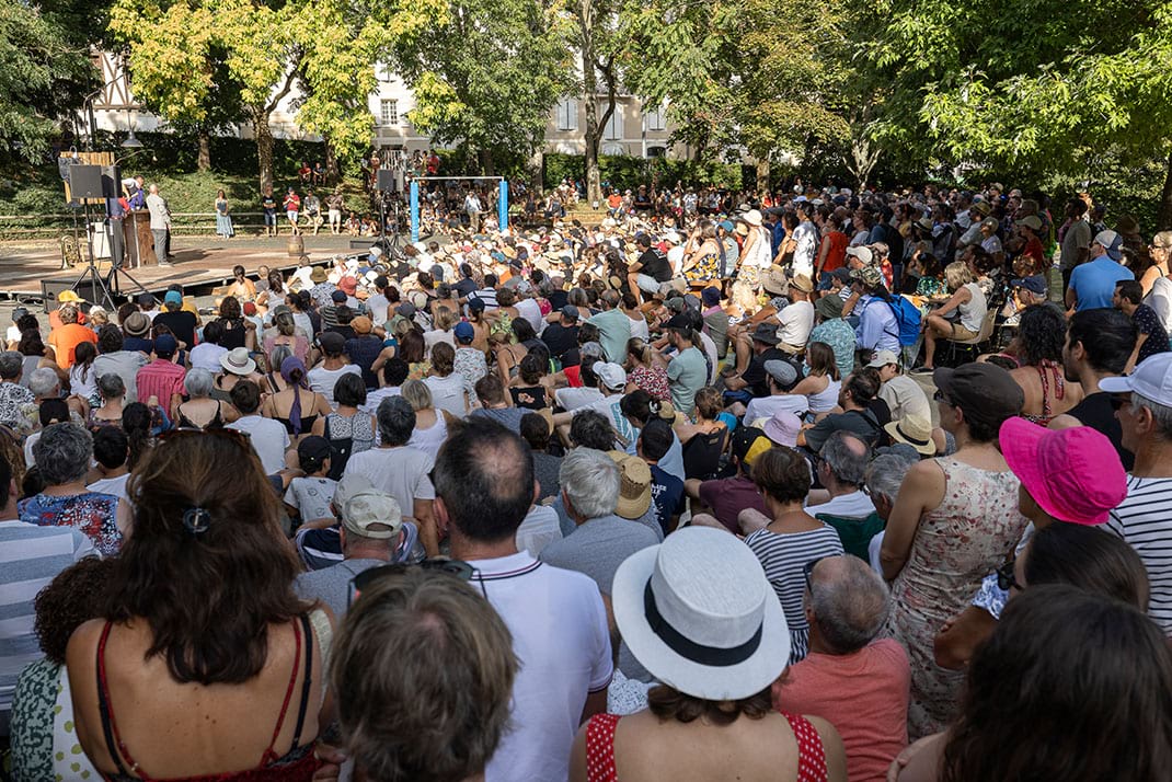 photo du public dans  la cour de l&#039;&eacute;cole Gr&eacute;goire-Bordillon