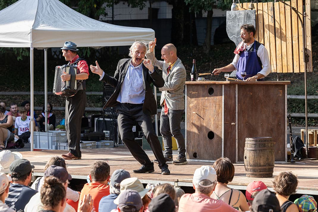 photo d&#039;une sc&egrave;ne de th&eacute;&acirc;tre de bistrot