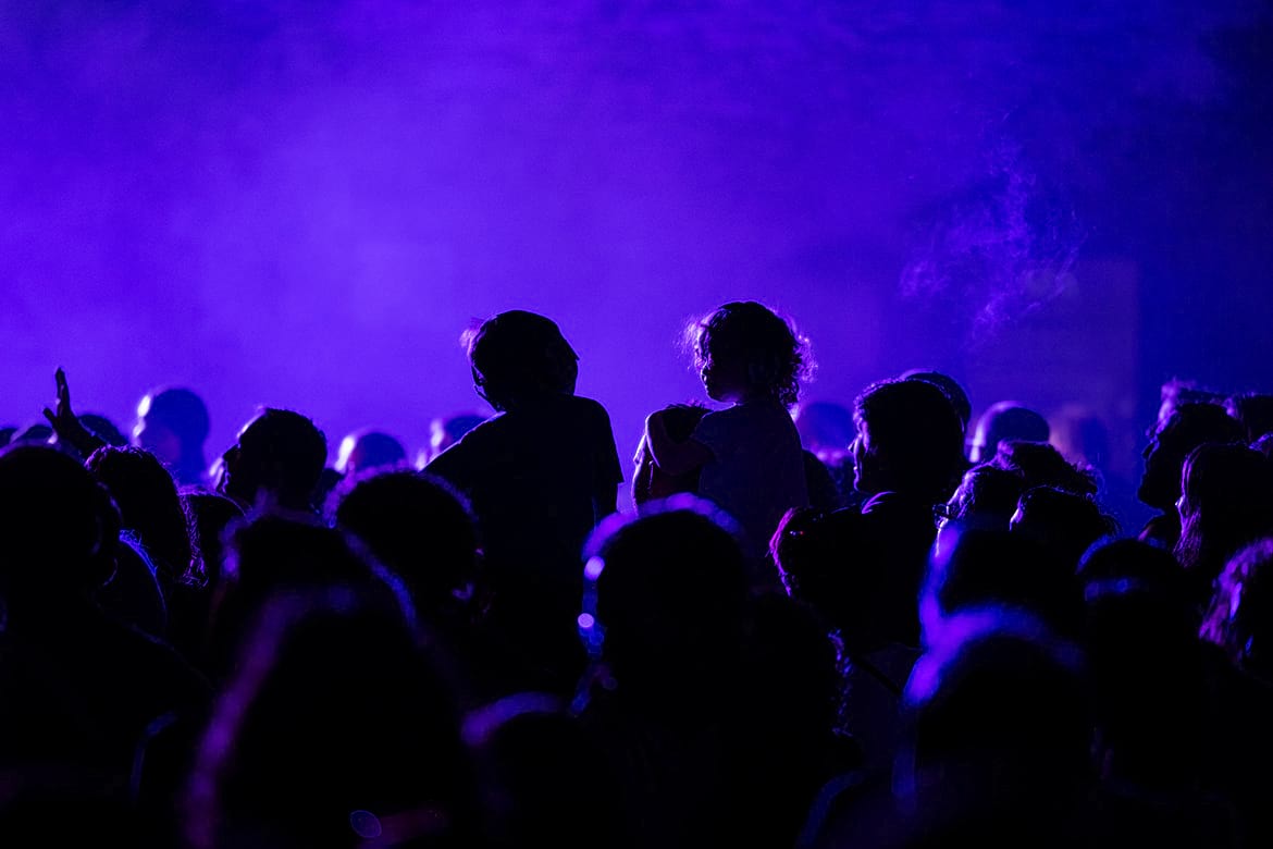 phot de deux enfants dans la foule