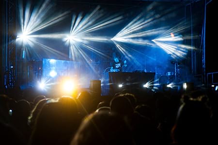 photo d'un DJ sur scène