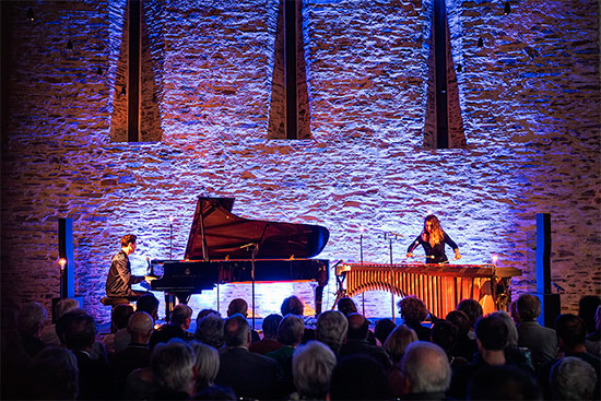 Photo d'un spectacle aux greniers Saint-Jean à Angers lors de l'édition 2024 du festival Pianopolis.