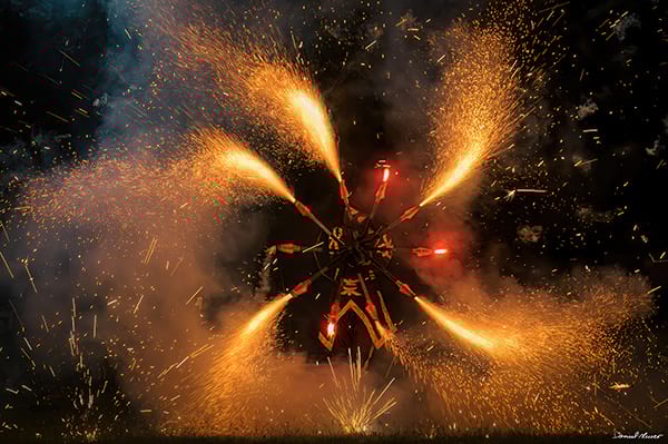 photo d'un jongleur de feu