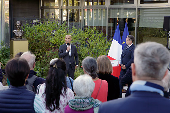 Inauguration de la Marianne sur le parvis de la mairie d'Angers. 