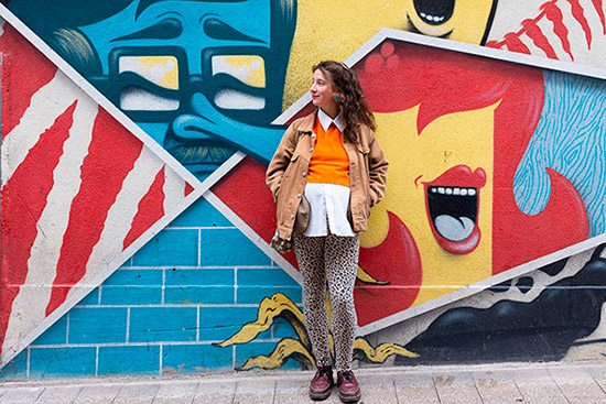 Chloé Saugez, médiatrice pour Echappées d'art à Angers.