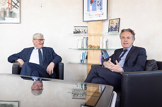 Photo de Jean-Marc Verchère et Christophe Béchu à l'hôtel de ville d'Angers.
