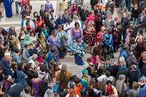 photo d'une foule qui rassemblée autour d'une femme africaine qui danse