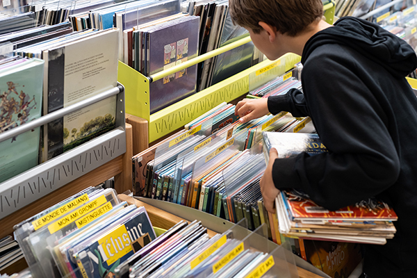 photo d'un enfant avec des livres