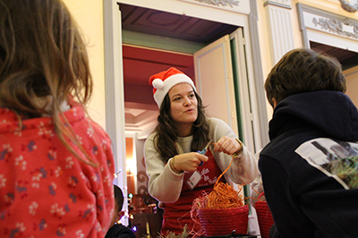 un lutin en pleine explication d'un atelier créatif