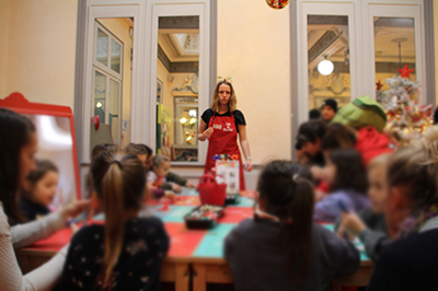 Un lutin presente son atelier créatif aux parents et enfants