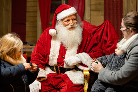 Le père Noël dans sa maison à Angers