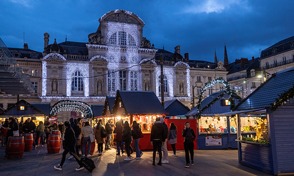Photo du marché de Noël, place du Ralliement à Angers.