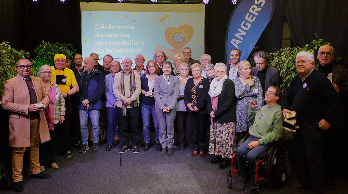 Le groupe des lauréats 2025 des médailles du bénévolat à Angers.