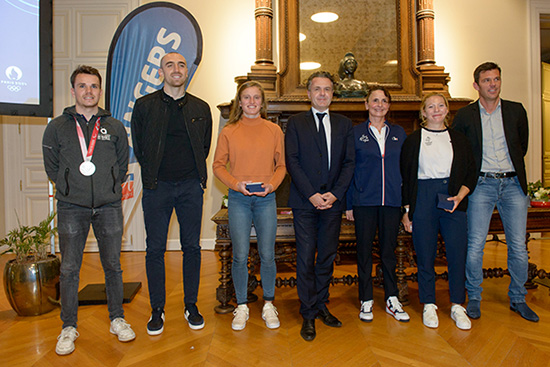 Photos des sportifs angevins pr&eacute;sents aux Jeux olympiques de Tokyo, avec le maire d&#039;Angers Christophe B&eacute;chu et l&#039;adjoint aux Sports Charles Diers.