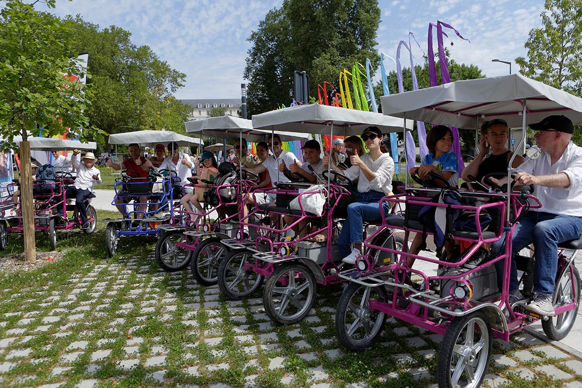 photo d'un groupe de personnes en rosalie électrique