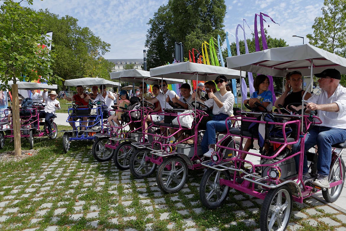 photo d&#039;un groupe de personnes en rosalie &eacute;lectrique