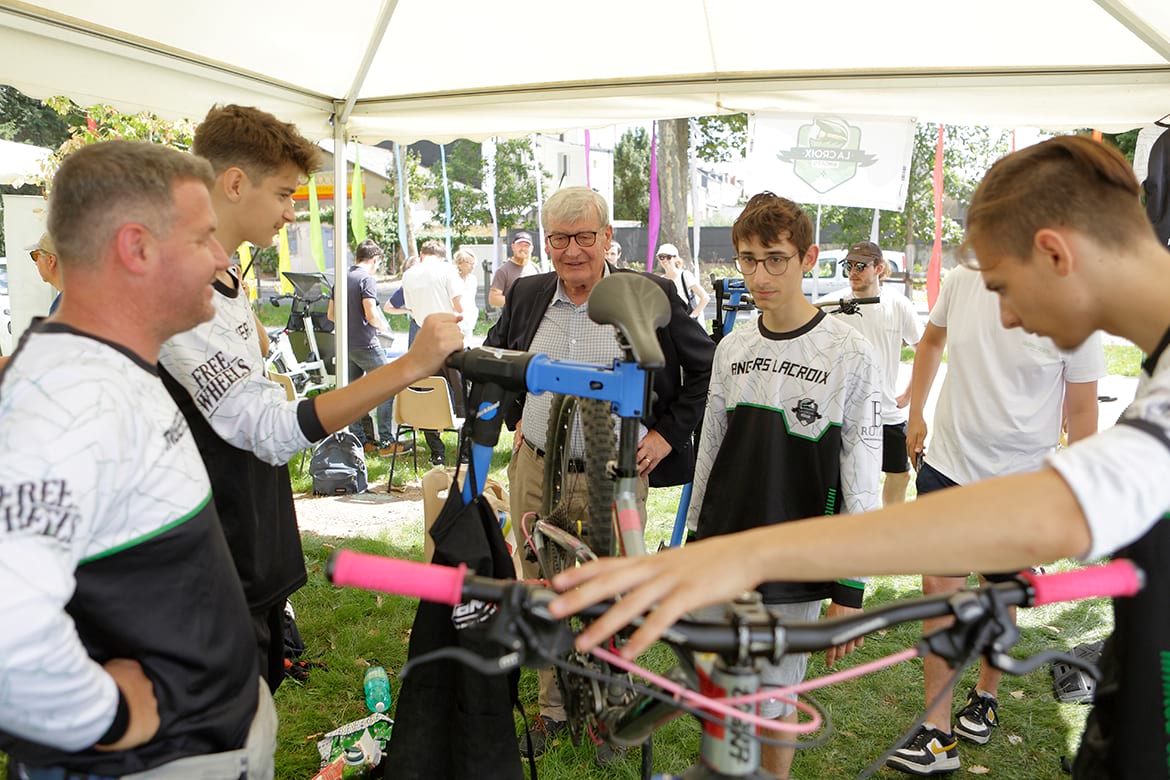 photo du maire visitant un atelier de r&eacute;paration de v&eacute;lo