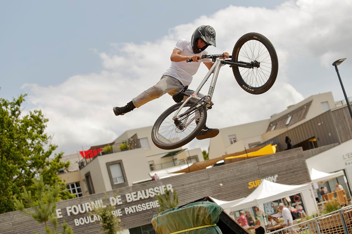photo d'un cycliste réalisant une acrobatie dans les airs
