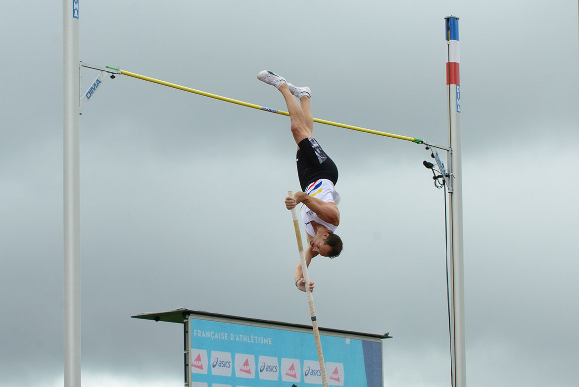 Photo de Renaud Lavillenie &agrave; la perche.