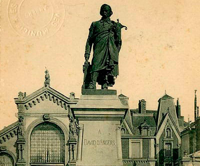 Photo de la statue de David d&#039;Angers place Lorraine.