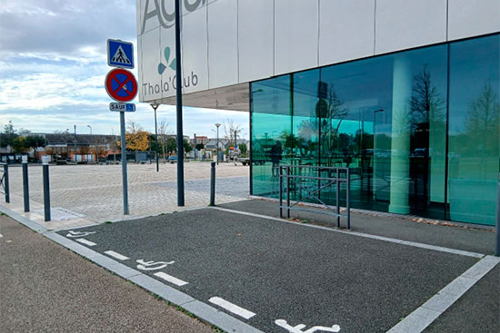 Place PMR &agrave; c&ocirc;t&eacute; de l'entr&eacute;e de la piscine AquaVita &agrave; Angers.