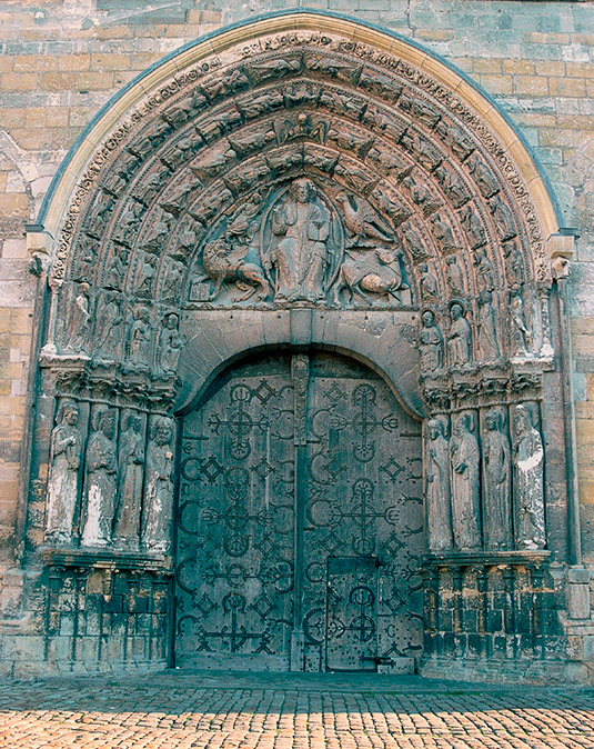 Façade occidentale de la cathédrale Saint-Maurice (XIIe siècle)
