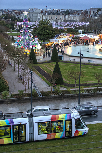 Photo du tramway boulevard Foch à Angers.