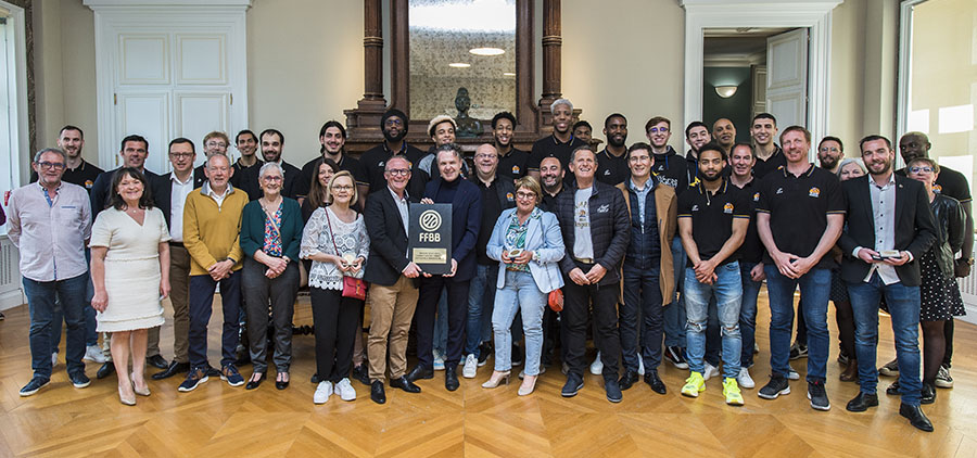 Photo de la r&eacute;ception des joueurs et encadrants de l&#039;EAB en mairie d&#039;Angers.