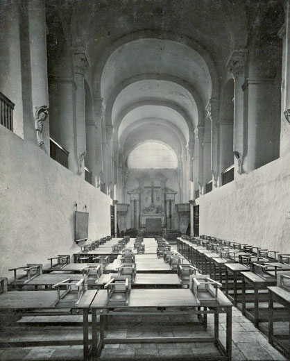 Abbatiale du Ronceray, la nef transform&eacute;e en salle d&rsquo;examen.