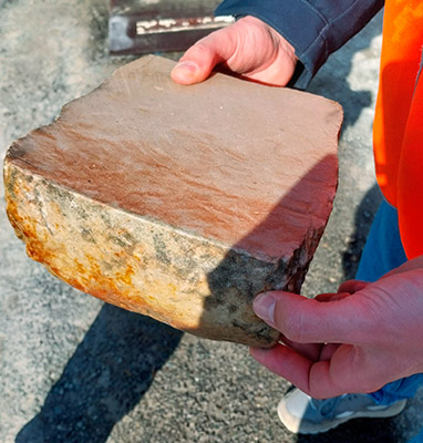 Pavé scié pour réutilisation sur le parvis de la cathédrale d'Angers.