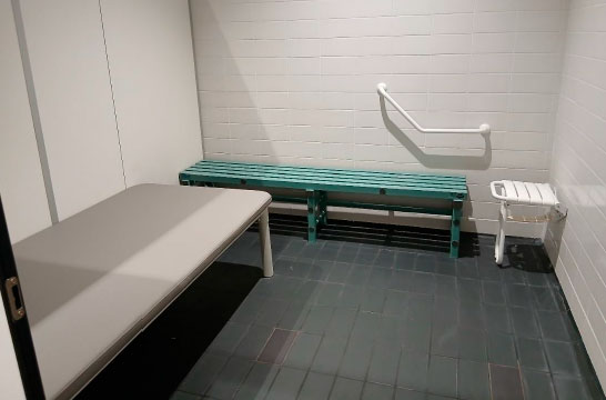 Vestiaire avec table &agrave; la piscine AquaVita d'Angers.