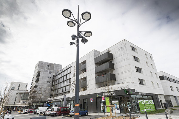 Photo du mât d'éclairage de la place de la Fraternité à Angers.