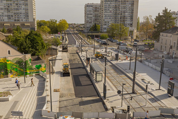 Photo de l'avenue Montaigne à la fin des travaux du tramway.