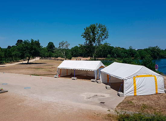 Site d'accueil du public pour le festival Levitation au lac de Maine.