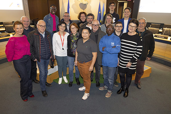 Photo de membres du conseil local du numérique, à l'hôtel de ville d'Angers.