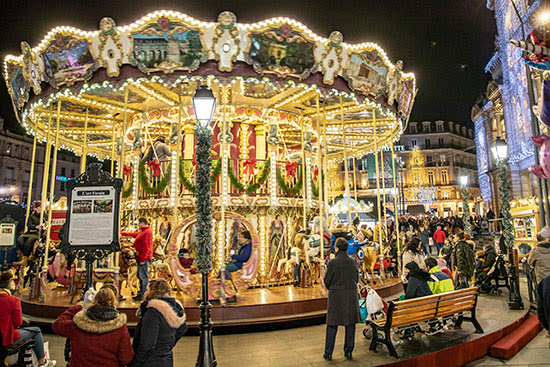 Photo du carrousel installé place du Ralliement à Angers pendant Soleils d'hiver.
