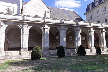 Lycée Joachim-du-Bellay, ancienne abbaye Saint-Serge