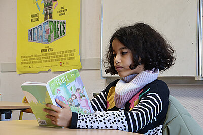 Le midi, on lit &agrave; Raspail