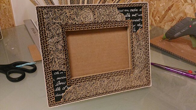 Je crée mon cadre décoratif en carton