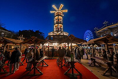Une pyramide de Noël illumine le jardin du Mail