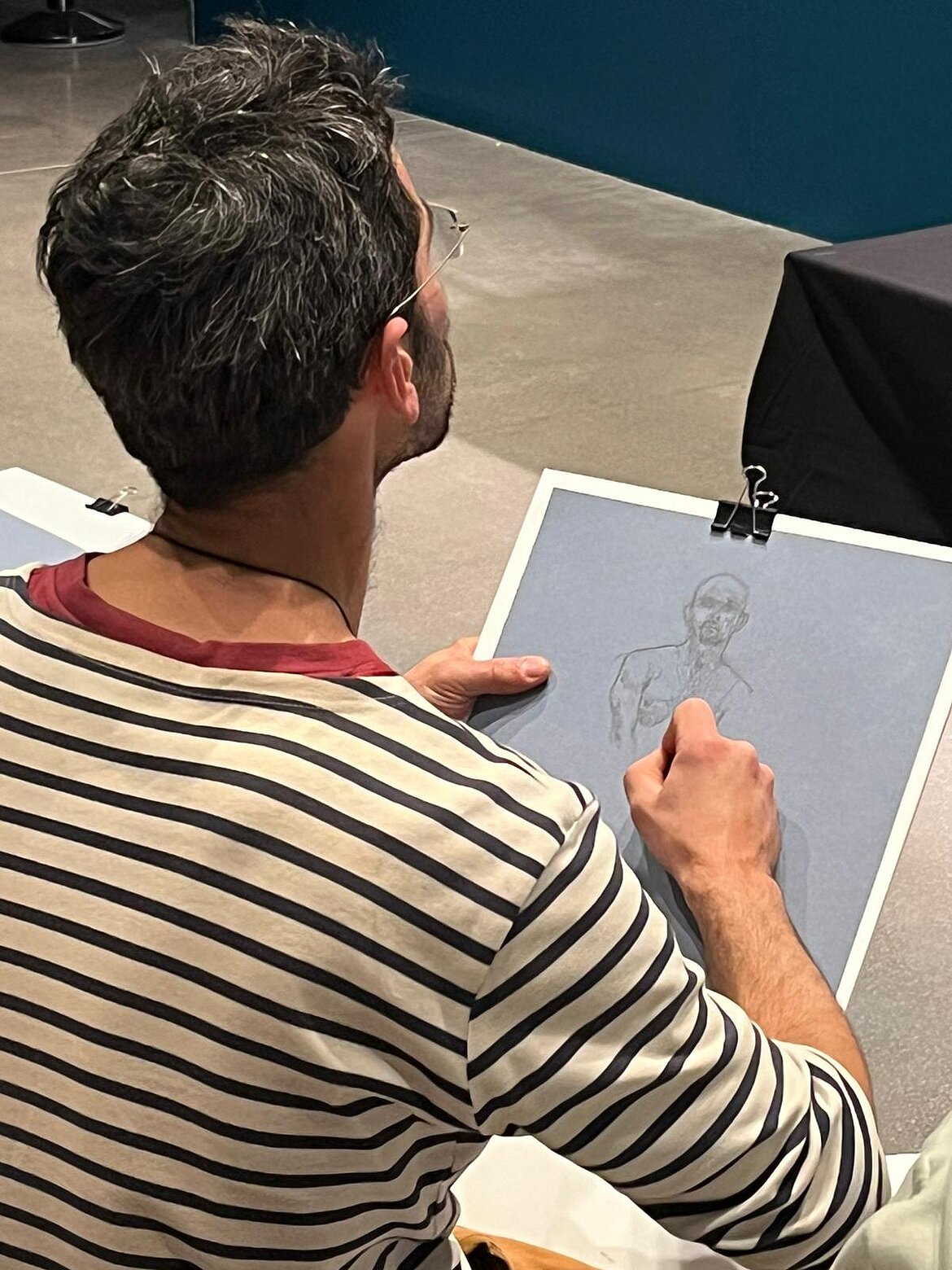 photo d'un homme qui dessine