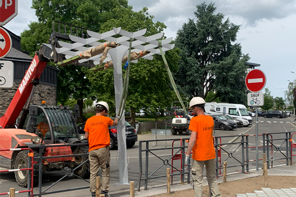 Installation de corolles d'ombrage v&eacute;g&eacute;talis&eacute;es dans deux quartiers