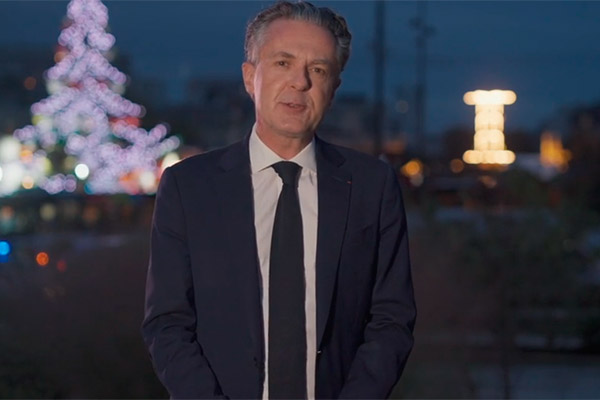 Christophe B&eacute;chu pr&eacute;sente ses v&oelig;ux aux Angevins