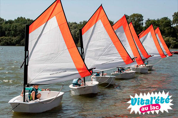 photo d'enfants faisant de la voile